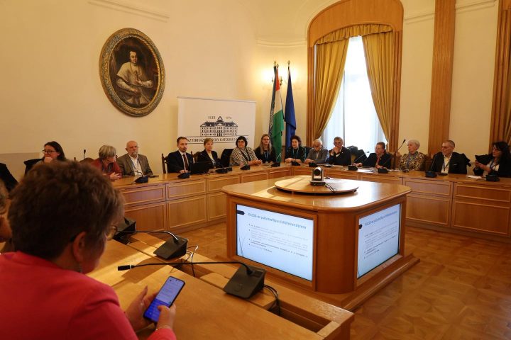 A HAGYOMÁNY ÉS A MODERNIZÁCIÓ AZ OKTATÁSBAN
